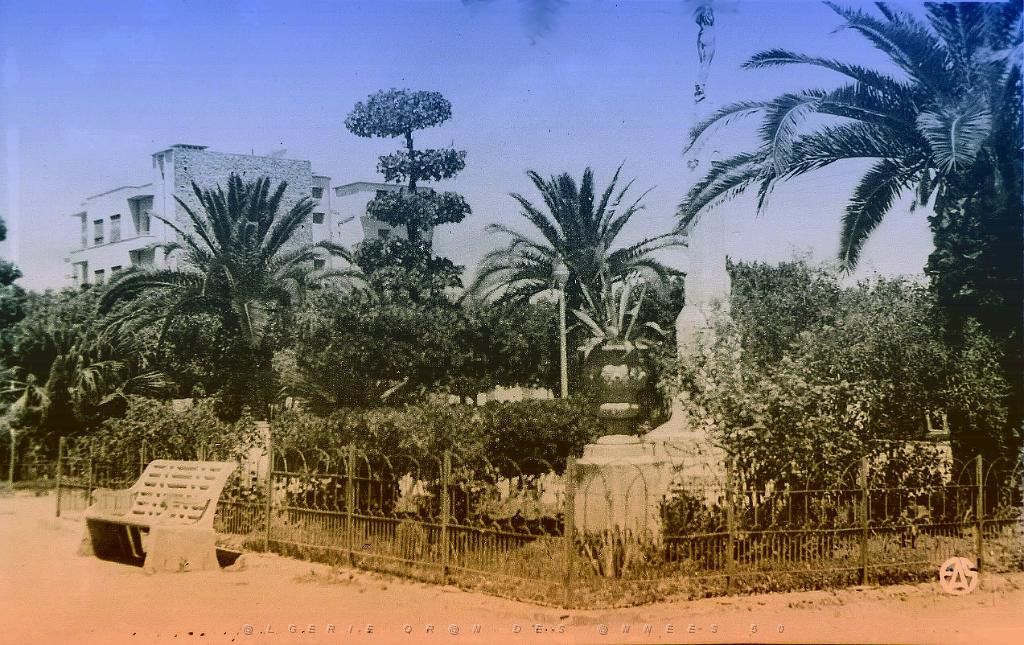 Relizane 530- Jardins de la poste  (2).JPG
